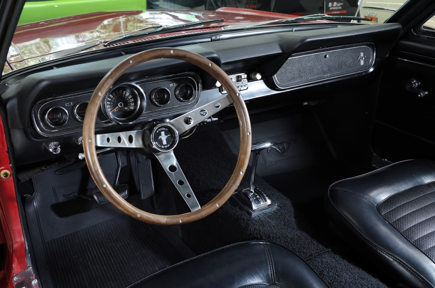 BUBU×アメ車ワールド” 1966年モデル フォード マスタング 2ドア